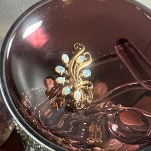 Elegant Gold and Opal Women's Brooch